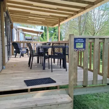 Terrasse en bois avec table et chaises, mobil home L'Orchis des Marais