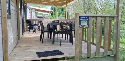 Terrasse en bois avec table et chaises, mobil home L'Orchis des Marais