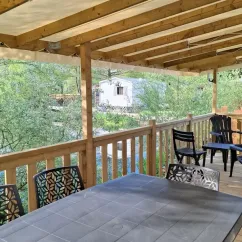 Terrasse en bois avec table et chaises, Mobil Home Le Trèfle d'Eau, Le Grand Pré