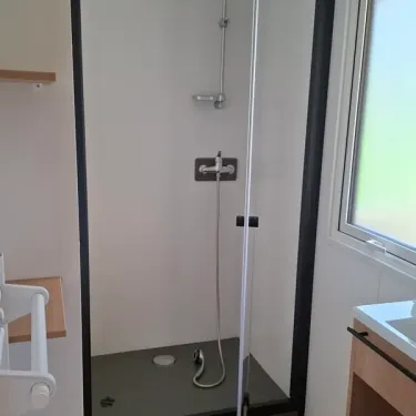 Salle de bain avec douche vitrée et lavabo - Mobil Home Le Trèfle d'Eau