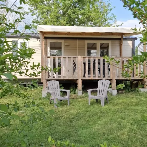 Mobil Home Le Jonc avec terrasse et chaises en extérieur