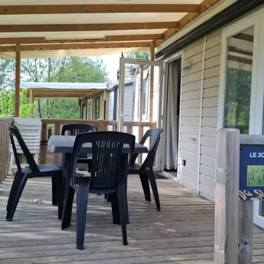 Terrasse avec table et chaises du Mobil Home Le Jonc