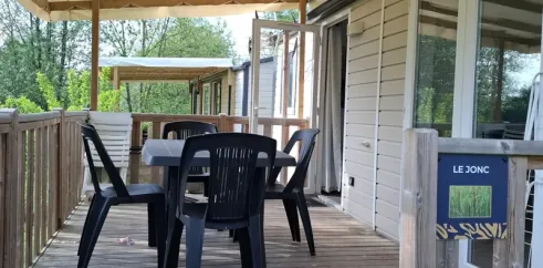Terrasse avec table et chaises du Mobil Home Le Jonc