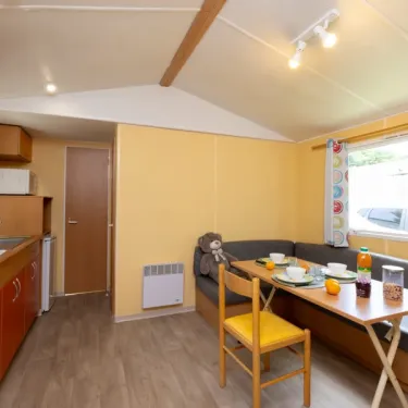 Mobil Home Classique 2 Chambres 4 personnes - Camping Paradis L'Europe, salle à manger et cuisine
