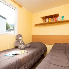 Mobil Home Classique 2 Chambres 4 personnes - Camping Paradis L'Europe, chambre avec deux lits et jouets