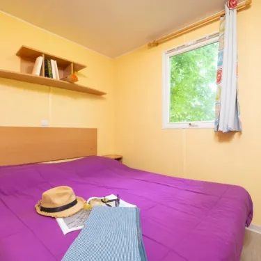 Mobil Home Classique 2 Chambres 4 personnes - Camping Paradis L'Europe, chambre avec lit double et fenêtre