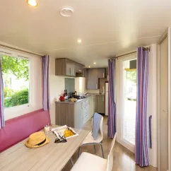 Mobil Home Confort 3 Chambres 6 personnes - Camping Paradis L'Europe, cuisine et salle à manger avec fenêtres
