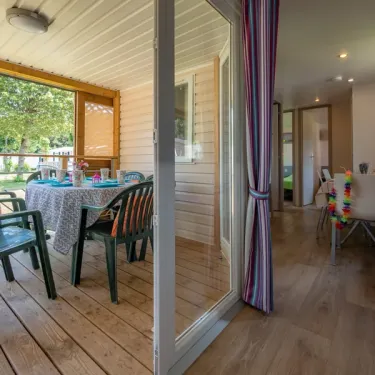Mobil Home Confort 3 Chambres 6 personnes - Camping Paradis L'Europe : salon avec table et chaises extérieures