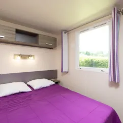 Mobil Home Confort 3 Chambres 6 personnes - Camping Paradis L'Europe, chambre avec lit double et rideau à rayures