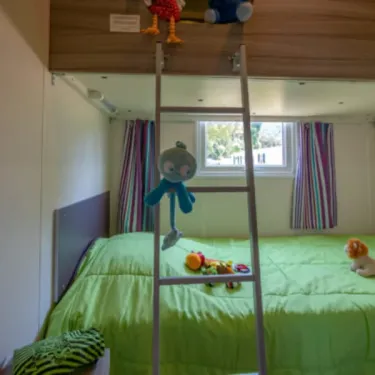Mobil Home Confort 3 Chambres 6 personnes - Camping Paradis L'Europe, lit superposé avec échelle et jouets