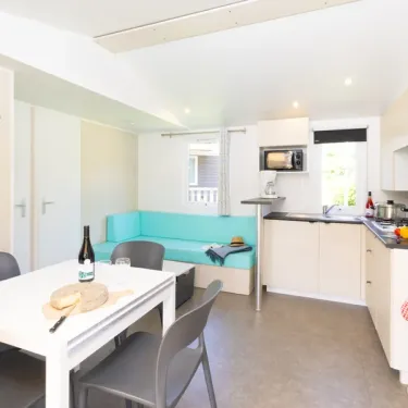 Mobil Home Privilège 3 Chambres 6 personnes - Camping Paradis L'Europe : salle à manger et cuisine