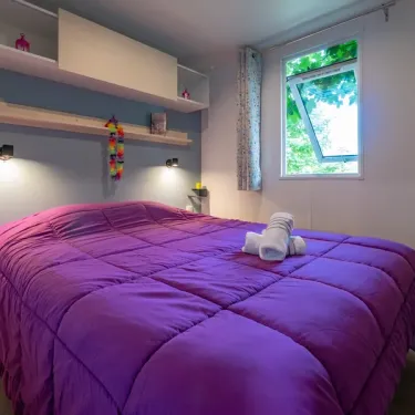 Mobil Home Privilège 3 Chambres 6 personnes - Camping Paradis L'Europe : lit double violet