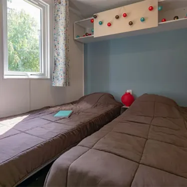 Mobil Home Privilège 3 Chambres 6 personnes - Camping Paradis L'Europe : deux lits simples
