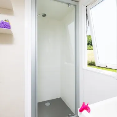 Salle de bain avec douche et fenêtre - Mobil Home Privilège - Camping Paradis L'Europe