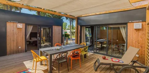 Terrasse avec table et chaises - Mobil Home Archipel - Nai'a Village