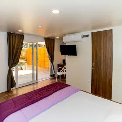 Chambre avec lit double, TV murale et accès extérieur - Mobil Home Archipel 3 Chambres 7/9 Personnes