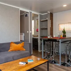 Salon et cuisine du Mobil Home Hélios 2 Chambres - Camping Paradis