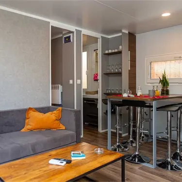 Salon et cuisine du Mobil Home Hélios 2 Chambres - Camping Paradis