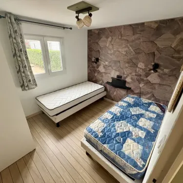 Bungalow Lagon 2 Chambres 4/6 Personnes - Camping Paradis - Chambre avec lit simple et lit double