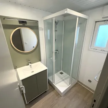 Bungalow Lagon 2 Chambres 4/6 Personnes - Camping Paradis - Salle de bain avec douche et lavabo