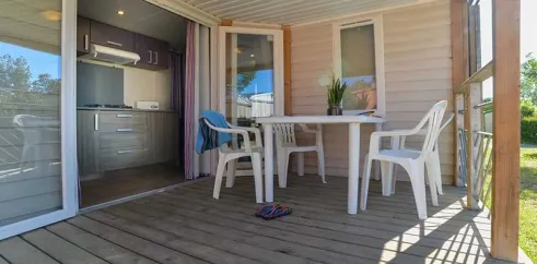 Terrasse du mobil home Hibiscus avec table, chaises, cuisine ouverte