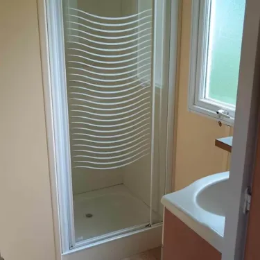 Salle de bain avec douche et lavabo du Mobil Home Lavande 3 Chambres 6 Personnes - La Vallée