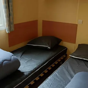 Chambre avec lits simples du Mobil Home Lavande 3 Chambres 6 Personnes - La Vallée