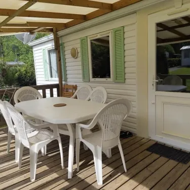 Terrasse avec table et chaises du Mobil Home Lavande 3 Chambres 6 Personnes - La Vallée