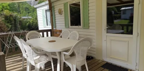 Terrasse avec table et chaises du Mobil Home Lavande 3 Chambres 6 Personnes - La Vallée