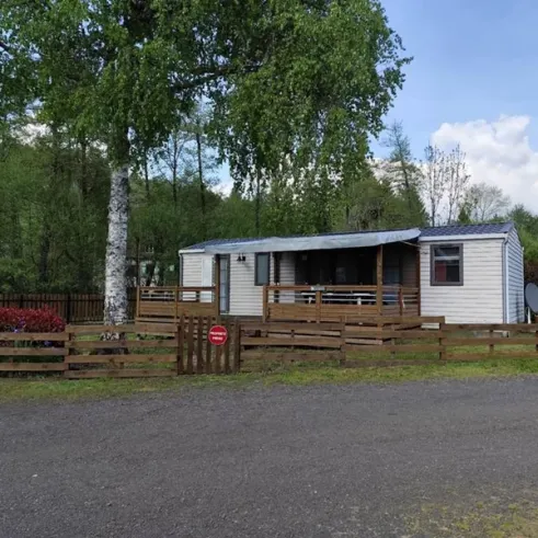 Mobil Home Grand Confort Tulipe en forêt, avec clôture en bois