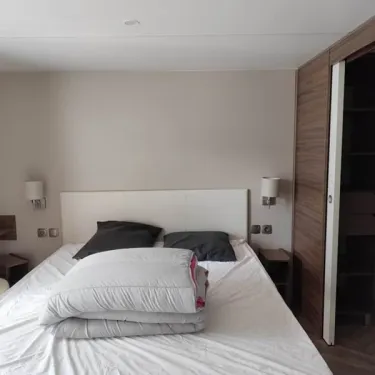 Chambre du Mobil Home Grand Confort Tulipe, lit et armoire