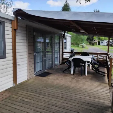 Mobil Home Grand Confort Tulipe - Terrasse en bois avec table et chaises