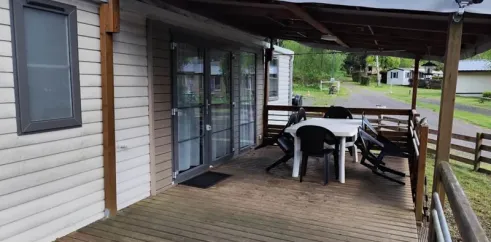Mobil Home Grand Confort Tulipe - Terrasse en bois avec table et chaises