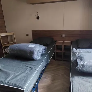 Chambre avec deux lits simples et table de nuit - Mobil Home Grand Confort Tulipe