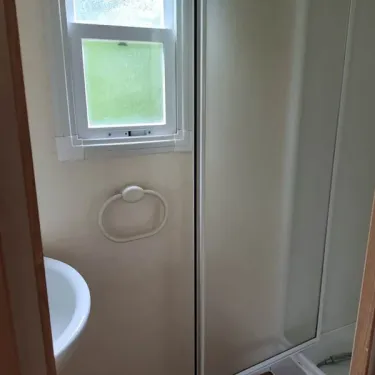 Salle de bain du mobil home Jacinthe, douche et lavabo