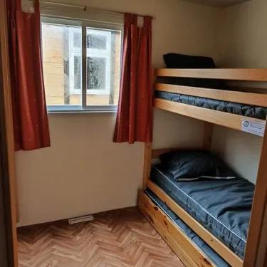 Chambre avec lits superposés dans le mobil home Jacinthe
