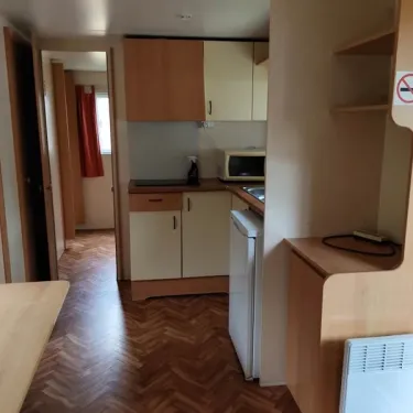 Mobil Home Jacinthe 2 Chambres 5 Personnes - La Vallée : cuisine et salle à manger