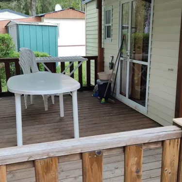 Mobil Home Jacinthe 2 Chambres 5 Personnes - La Vallée : terrasse avec table et chaises