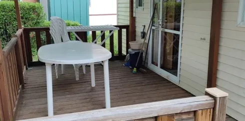 Mobil Home Jacinthe 2 Chambres 5 Personnes - La Vallée : terrasse avec table et chaises
