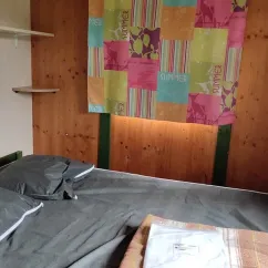 Chalet Althéa 2 Chambres 6 Personnes - La Vallée : lit double et étagères