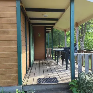 Chalet Althéa 2 Chambres 6 Personnes - La Vallée, porche en bois avec table et chaises