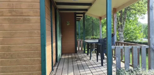Chalet Althéa 2 Chambres 6 Personnes - La Vallée, porche en bois avec table et chaises