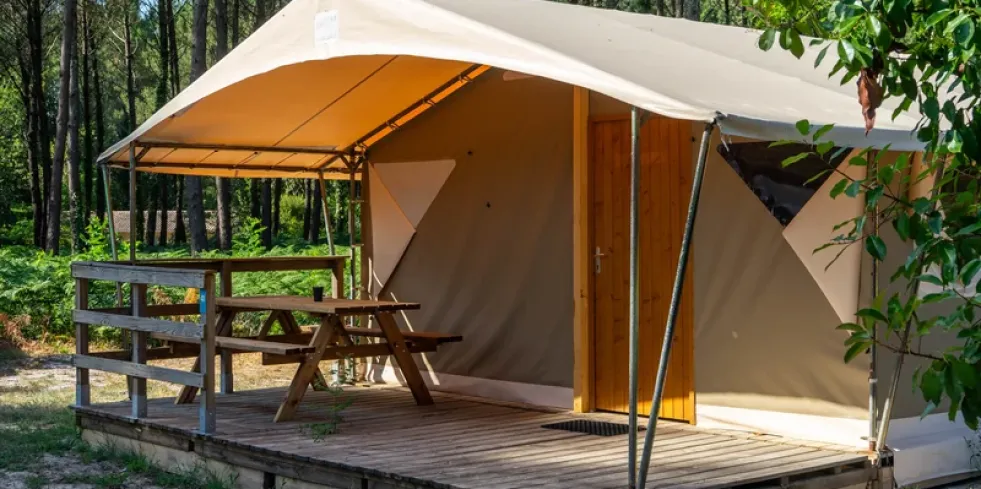 Tente Lodge 2CH - 4P - Camping Vert Bord'Eau avec table en bois