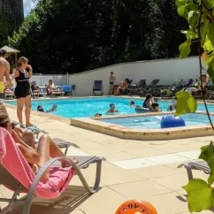 Personnes dans la piscine et sur les chaises longues au Camping Les Rives d'Auzon