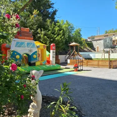 Parc infantile avec van gonflable et aire de jeux au Camping Les Rives d'Auzon
