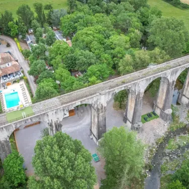 Camping Les Rives d'Auzon avec pont aqueduc et piscine