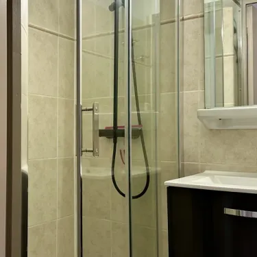 Salle de bain avec douche vitrée et lavabo - Cottage Premium - Camping Village de Vacances Camboussel
