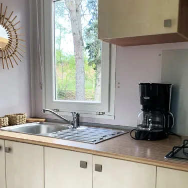 Mobil Home Malin 2CH 4P - Camping Val de Cesse : cuisine avec évier et cafetière