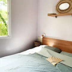 Mobil Home Malin 2CH 4P - Camping Val de Cesse : chambre avec lit et miroir