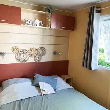 Chambre Mobil Home Welcome 2CH 4P - Camping Val de Cesse avec lit et décoration